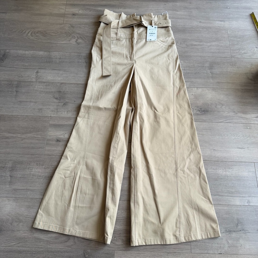 NWT Zara high rise wide/flared legged khaki pants with belt - size medium
